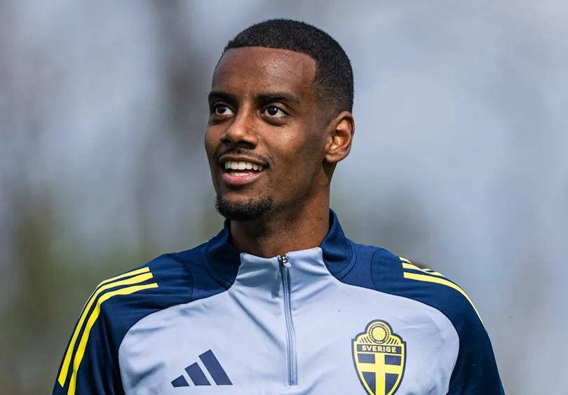 伊萨克首次回应转会利物浦争议：呼吁弃谣言专注比赛